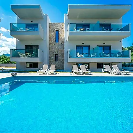 Aquamarine Luxury לימנאס