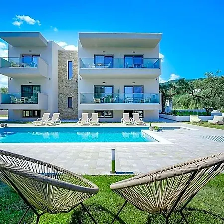 Aquamarine Luxury מלון